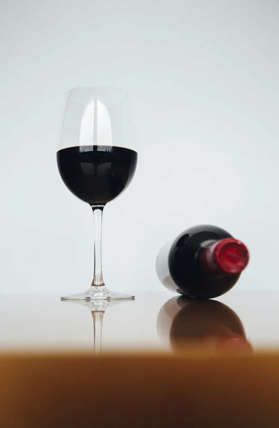 Profissional em ambiente elegante apreciando experiência de vinho — presente corporativo Del Vino